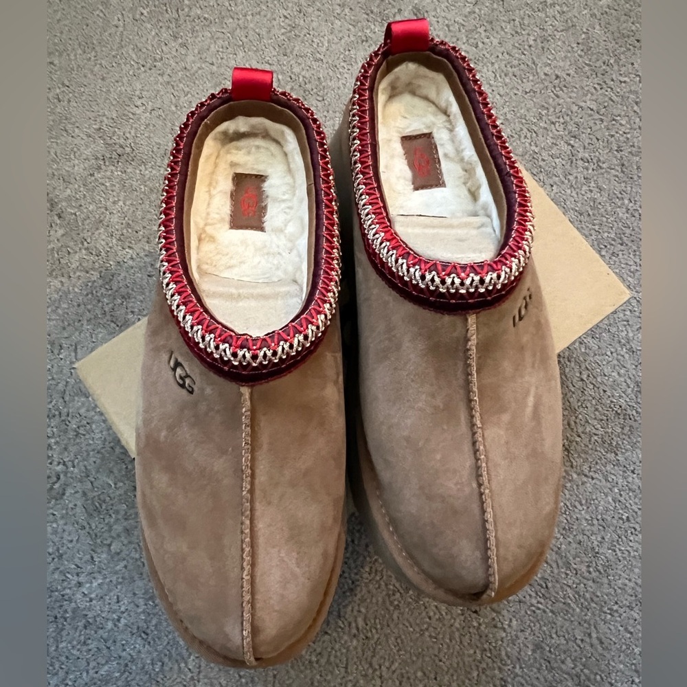 NIB UGG TAZZ PLATFORM SLIPPER CHESTNUT
